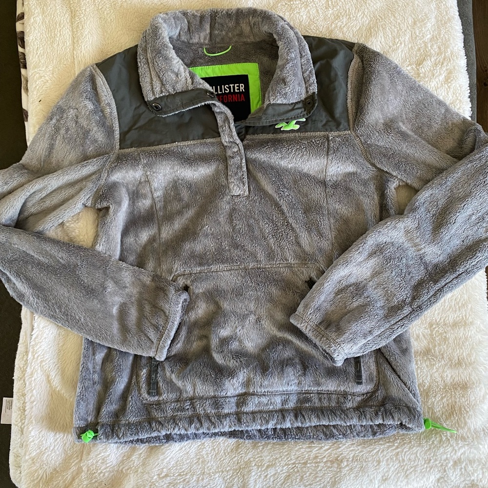 Hollister Fleece pullover! So so so soft, size large. Like new!